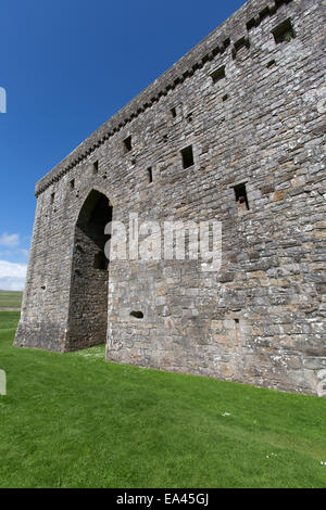 Château de l'Hermitage, en Écosse. Au début de l'été vue pittoresque des ruines historiques de l'ouest du château de l'Hermitage façade. Banque D'Images