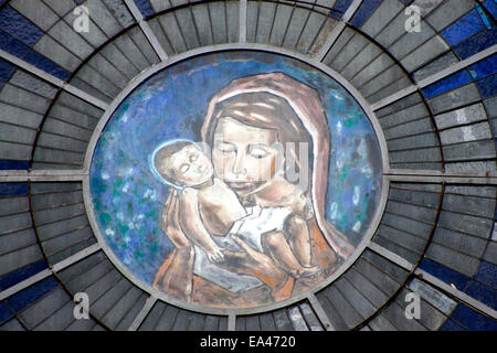 L'image de la Vierge Marie portant l'Enfant Jésus décore une église à Teruel, Aragon, Espagne Banque D'Images