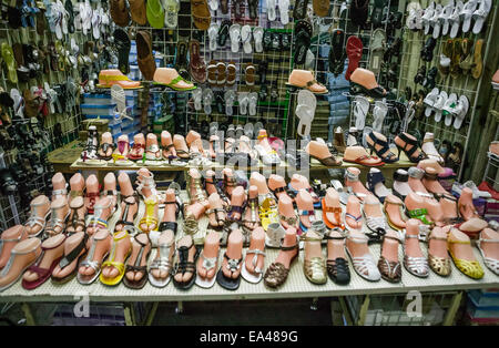 Sandales affichée sur pieds en plastique pour la vente dans le marché principal, Campeche, Mexique. Banque D'Images