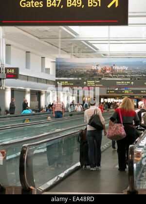 Les voyageurs de l'aéroport, trottoirs roulants et portes, United Terminal, l'Aéroport International de Denver, CO Banque D'Images