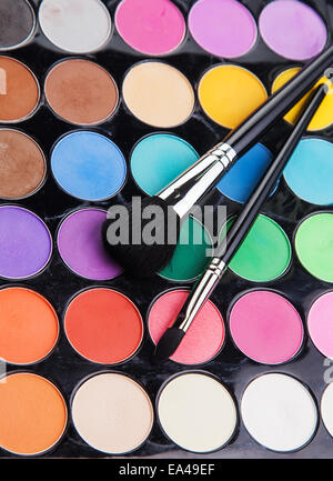 Palette de couleurs avec les pinceaux pour le maquillage Banque D'Images