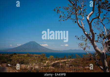 Le détroit de Boleng et le volcan du mont Boleng, sur l'île d'Adonara, sont vus de l'île de Lembata, à Nusa Tenggara, en Indonésie. Banque D'Images