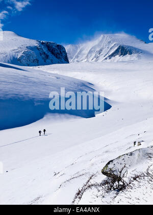 Les grandes montagnes couvertes de neige et ciel bleu avec deux pistes de ski de randonnée dans les montagnes Rondane, Norvège Banque D'Images