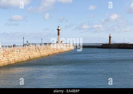 Whitby Harbour à l'ouest et l'est à piers, North Yorkshire, Angleterre Banque D'Images