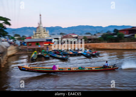 Longboat sur canal à Lac Inle, Nyaung Shwe, Shan-State, Myanmar Banque D'Images