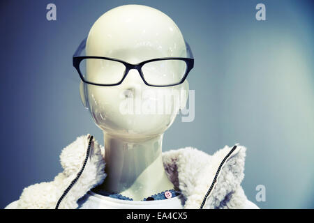 Portrait de mannequin blanc portant des lunettes noires dans le magasin de vêtements, aux tons vintage photo avec effet de filtre instagram Banque D'Images