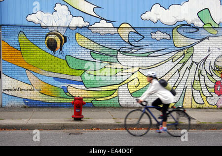 Circonscription cycliste passé une photo murale près de Main Street, Vancouver, Canada Banque D'Images