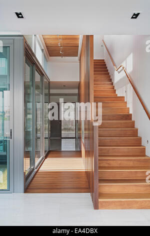 Escalier en bois dans une maison d'habitation sur l'île de Sentosa, Singapour, l'Asie du Sud Est. Banque D'Images