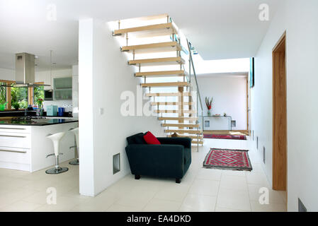 Escalier ouvert et le couloir avec vue sur cuisine dans une maison d'habitation, UK Banque D'Images