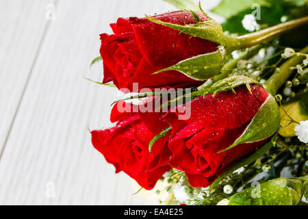 Bouquet de fleurs coupées mélangées, principalement des roses rouges Banque D'Images