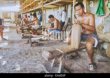 Alegre usine guitare, guitare à la main dans l'usine de lapu lapu City aux Philippines. Banque D'Images
