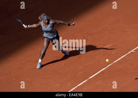 2014 Mutua Madrid Open Féminin - Serena Williams (US) v Belinda Bencic (SWI) - Round 1. Serena Williams a battu Belinda Bencic sur 2 sets (6-2, 6-0) En vedette : Serena Williams Où : Madrid, Espagne Quand : 04 mai 2014 Banque D'Images