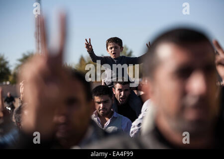 Suruc, Turquie. 08Th Nov, 2014. Les gens portent les cercueils des unités de protection, ou de GPJ, fighter tués au cours de combats avec les forces de l'État islamique dans la ville syrienne de Kobane, lors de funérailles dans Turkey-Syria Suruc, près de la frontière, le 6 novembre 2014. Credit : Konstantinos Tsakalidis/Alamy Live News Banque D'Images