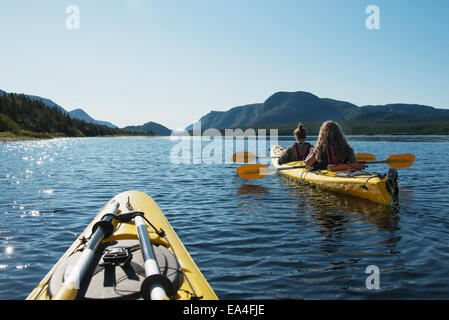 Kayak dans le parc national du Gros-Morne, Trout River, Newfoundland, Canada Banque D'Images