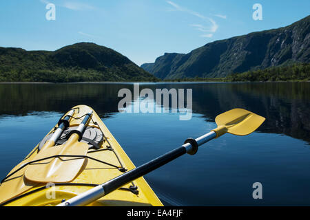 Kayak dans le parc national du Gros-Morne, Trout River, Newfoundland, Canada Banque D'Images