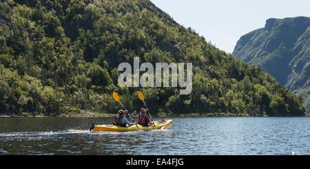 Kayak dans le parc national du Gros-Morne, Trout River, Newfoundland, Canada Banque D'Images