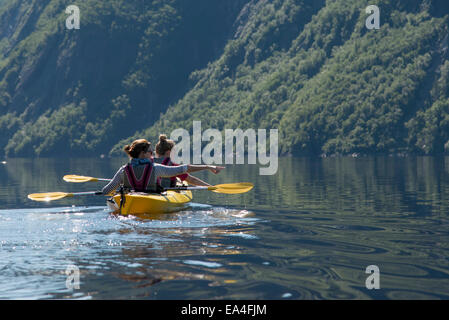 Kayak dans le parc national du Gros-Morne, Trout River, Newfoundland, Canada Banque D'Images