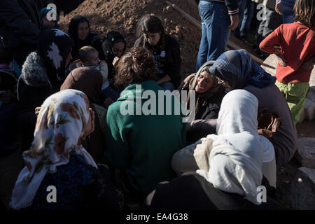 Suruc, Turquie. 08Th Nov, 2014. Les femmes pleurent lors de funérailles de gens, ou des unités de protection de la GPJ, fighter tués au cours de combats avec les forces de l'État islamique dans la ville syrienne de Kobane, lors de funérailles dans Turkey-Syria Suruc, près de la frontière, le 6 novembre 2014. Credit : Konstantinos Tsakalidis/Alamy Live News Banque D'Images