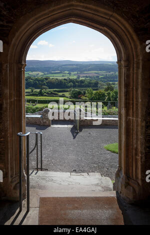 Vue depuis l'entrée de la porte de l'église du 15ème siècle de tous les Saints à Selworthy, partie de l'Holnicote Estate Banque D'Images