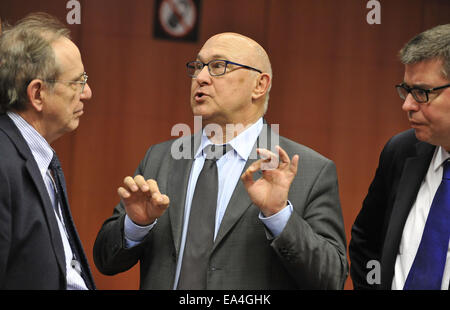 Bruxelles. Nov 6, 2014. Le ministre français des Finances, Michel Sapin (C) s'entretient avec le ministre des Finances italien Pier Carlo Padoan (L) avant une réunion des ministres des Finances de l'Eurogroupe au siège de l'UE à Bruxelles de Belgique, le 6 novembre 2014. Credit : Ye Pingfan/Xinhua/Alamy Live News Banque D'Images