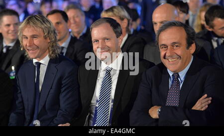 Prague, République tchèque. 08Th Nov, 2014. De gauche à droite : Pavel Nedved, ambassadeur de tournoi, Marcel Chladek, ministre tchèque de l'éducation, et Michel Platini, Président de l'UEFA, réagir au cours de la final du tournoi pour le championnat d'Europe 2015 Championnat des moins de 21 ans à Prague, République tchèque, le 6 novembre 2014. Photo : CTK/Alamy Live News Banque D'Images