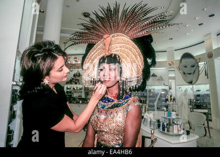 Las Vegas, NV - 01 novembre : vegas showgirl dans un Estee Lauder make-up store à Las Vegas, Nevada le 1 novembre 1995. Banque D'Images