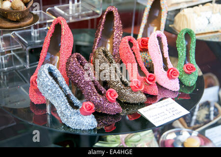 Chaussures faites de chocolat à une boutique spécialisée à Amsterdam, Hollande Banque D'Images