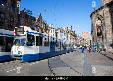 Le tramway numéro 5, à Amsterdam Nieuwezijds Voorburgwal street Banque D'Images