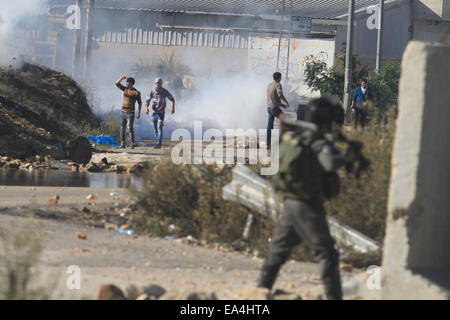 (141106) -- RAMALLAH, le 6 novembre 2014 (Xinhua) -- des étudiants palestiniens en conflit avec des soldats israéliens à l'extérieur de la prison d'Ofer près de la ville de Ramallah, en Cisjordanie comme ils protestent contre les restrictions à l'entrée récente de la vieille ville de Jérusalem, le 6 novembre, 2014. (Xinhua/Fadi Arouri) Banque D'Images