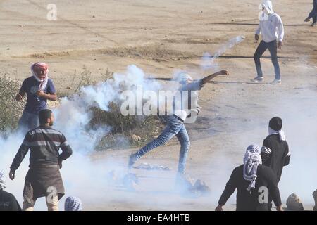 (141106) -- RAMALLAH, le 6 novembre 2014 (Xinhua) -- des étudiants palestiniens en conflit avec des soldats israéliens à l'extérieur de la prison d'Ofer près de la ville de Ramallah, en Cisjordanie comme ils protestent contre les restrictions à l'entrée récente de la vieille ville de Jérusalem, le 6 novembre, 2014. (Xinhua/Fadi Arouri) Banque D'Images