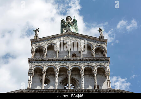 San Michele in Foro, Église Saint Michael, Lucca avec la statue de Saint Michel Archange sur le dessus. Banque D'Images