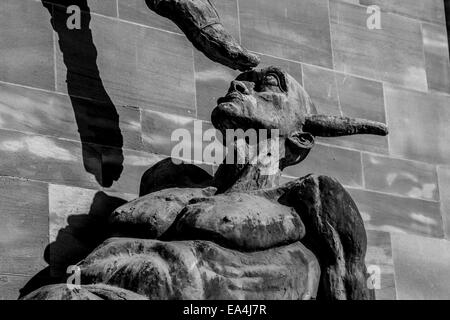 Statue de St Michael Maîtriser le diable par Sir Jacob Epstein sur le mur de la cathédrale de Coventry Grande-bretagne Banque D'Images