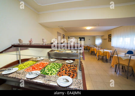 Restaurant buffet avec les bacs avec des salades au guichet Banque D'Images