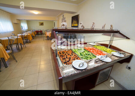 Restaurant buffet avec les bacs avec des salades au guichet Banque D'Images