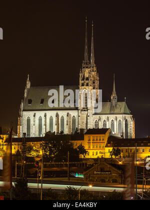 Catholique gothique St Pierre et St Paul's Cathedral, Brno, République tchèque dans la nuit Banque D'Images