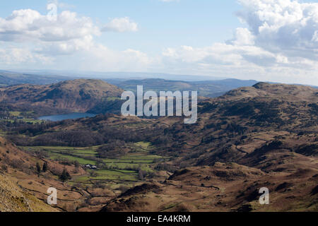 Grasmere et seigneur de rocher de l'arête entre Helm Crag et Gibson Knott Grasmere Cumbria Lake District Angleterre Banque D'Images