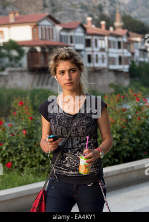 Jeune fille turque moderne en vous promenant dans le parc Riverside, Amasya, Turquie Banque D'Images