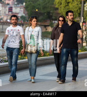 Deux couples turc moderne en vous promenant dans le parc Riverside, Amasya, Turquie Banque D'Images