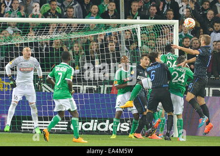 St Etienne, France. 08Th Nov, 2014. Ligue Europa phase de groupes. St Etienne contre l'Inter Milan. Stéphane Ruffier (saint etienne) défis Nemanja Vidic (inter milan) : Action de Crédit Plus Sport/Alamy Live News Banque D'Images