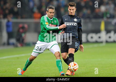 St Etienne, France. 08Th Nov, 2014. Ligue Europa phase de groupes. St Etienne contre l'Inter Milan. Loïc Perrin (saint etienne) défis Federico Bonazzoli (inter milan) : Action de Crédit Plus Sport/Alamy Live News Banque D'Images