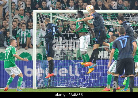 St Etienne, France. 08Th Nov, 2014. Ligue Europa phase de groupes. St Etienne contre l'Inter Milan. Moustapha Sall (saint etienne) défis Nemanja Vidic (inter milan) : Action de Crédit Plus Sport/Alamy Live News Banque D'Images