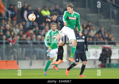 St Etienne, France. 08Th Nov, 2014. Ligue Europa phase de groupes. St Etienne contre l'Inter Milan. Jeremy Clement (saint etienne) remporte l'en-tête : Action Crédit Plus Sport/Alamy Live News Banque D'Images