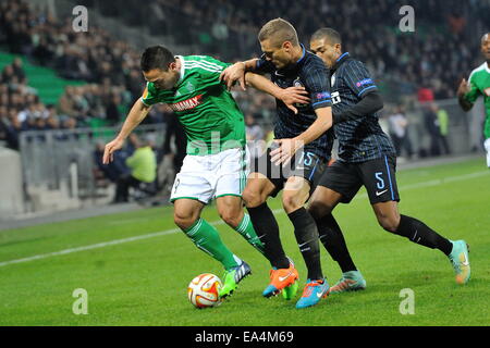 St Etienne, France. 08Th Nov, 2014. Ligue Europa phase de groupes. St Etienne contre l'Inter Milan. Mevlut Erding (saint etienne) a contesté par Nemanja Vidic et Juan (inter milan) : Action de Crédit Plus Sport/Alamy Live News Banque D'Images