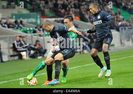 St Etienne, France. 08Th Nov, 2014. Ligue Europa phase de groupes. St Etienne contre l'Inter Milan. Mevlut Erding (saint etienne) a contesté par Nemanja Vidic et Juan (inter milan) : Action de Crédit Plus Sport/Alamy Live News Banque D'Images