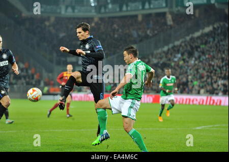 St Etienne, France. 08Th Nov, 2014. Ligue Europa phase de groupes. St Etienne contre l'Inter Milan. Mevlut Erding (saint etienne) défis Marco Andreolli (inter milan) : Action de Crédit Plus Sport/Alamy Live News Banque D'Images