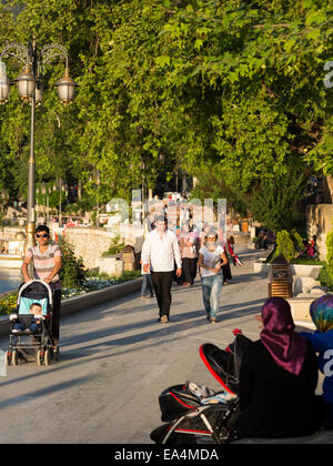 Les familles turques modernes se promener dans le parc Riverside, Amasya, Turquie Banque D'Images