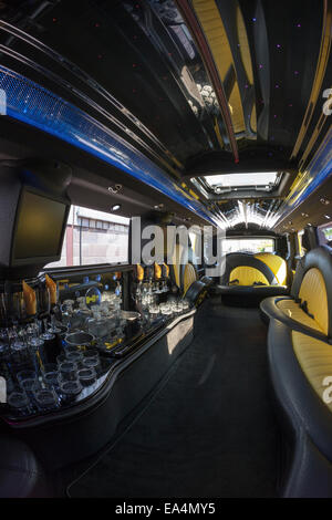 L'intérieur d'une limousine de luxe avec sièges en cuir noir et jaune à Swindon, Wiltshire Banque D'Images