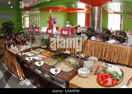 Restaurant buffet avec les bacs avec des salades au guichet Banque D'Images