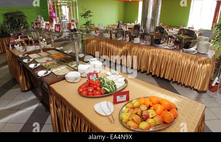 Restaurant buffet avec les bacs avec des salades au guichet Banque D'Images