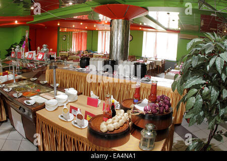 Restaurant buffet avec les bacs avec des salades au guichet Banque D'Images